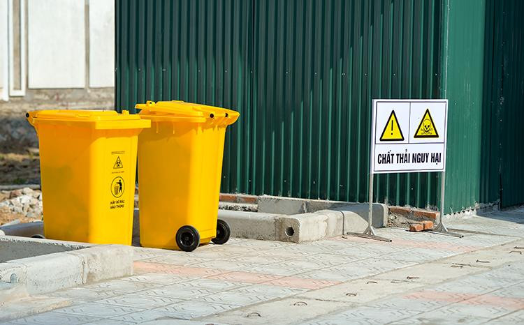 Khu vực chứa rác thải y tế được đặt biển cảnh báo nguy hại. Khu vực chứa rác thải y tế được đặt biển cảnh báo nguy hại.