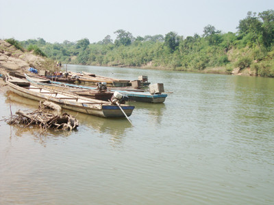 Những chiếc thuyền dong mũi lên bờ nằm im khiến dòng Sê Pôn yên bình đến lạ. Những chiếc thuyền dong mũi lên bờ nằm im khiến dòng Sê Pôn yên bình đến lạ