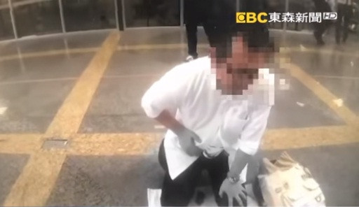 Sốc vì thần tượng giải nghệ, người đàn ông cố mổ bụng tự sát ảnh 1