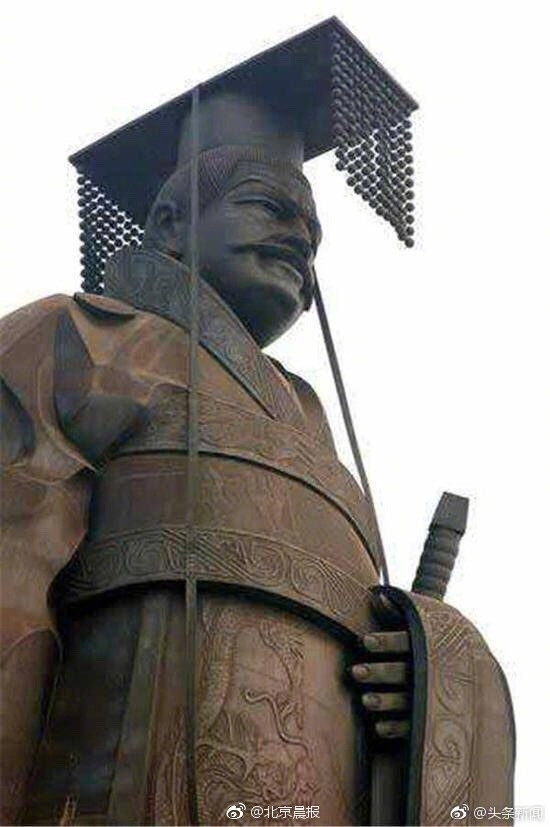 Tượng Tần Thủy Hoàng bị quật ngã khiến người dân Trung Quốc hoang mang ảnh 1