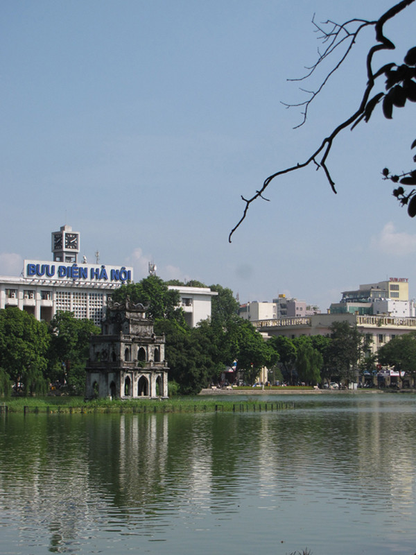 Tháp Rùa trong trời thu Hà Nội. Ảnh: Lãng Phong