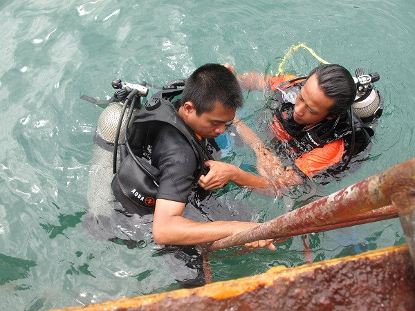 Hoàn tất những thao tác cuối cùng để chuẩn bị lặn