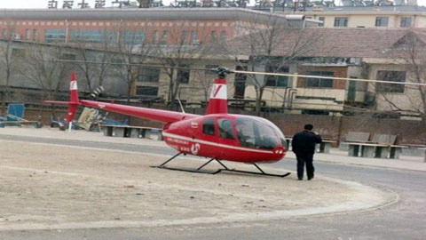 Chiếc trực thăng đỏ đỗ tại sân vận động khiến nhiều người ngạc nhiên