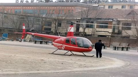 Chiếc trực thăng đỏ đỗ tại sân vận động khiến nhiều người ngạc nhiên. Chiếc trực thăng đỏ đỗ tại sân vận động khiến nhiều người ngạc nhiên