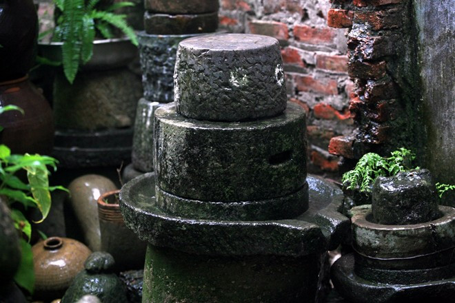 Từng chiếc cối đều được ông bố trí sắp đặt với nhau hài hoà nhằm tạo nên vẻ đẹp hình khối và chất liệu. 