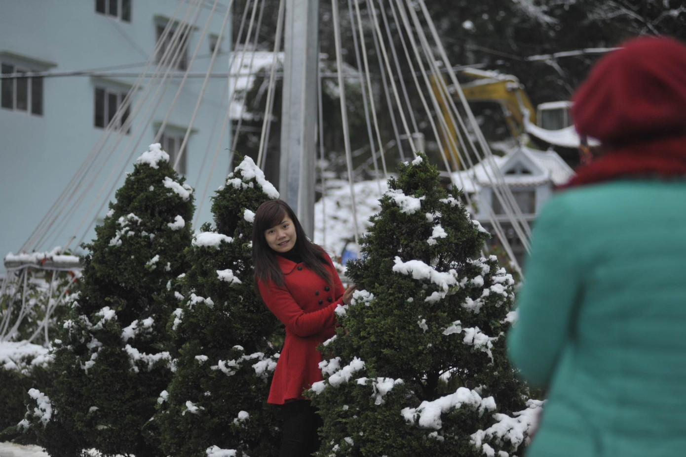 8 khách du lịch đùa vui với ông già tuyết, chụp ảnh với cây thông