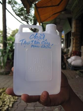 Dung dịch sền sệt như hồ dán giấy tập học sinh pha với nước phun vào trái cây kích thích mau chín