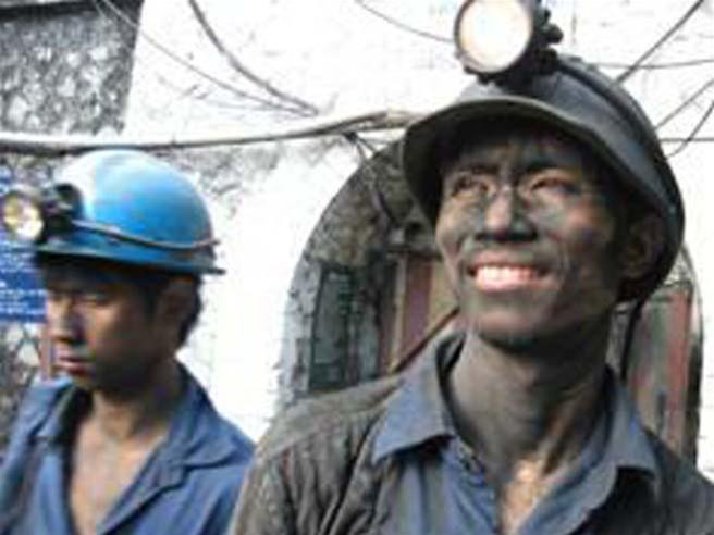 Thợ lò (Ảnh: Vũ Hữu Đạt) Nước rửa phổi đen kịt vừa chảy ra từ phổi thợ mỏ (Ảnh: L.V.T) Thợ lò (Ảnh: Vũ Hữu Đạt) Nước rửa phổi đen kịt vừa chảy ra từ phổi thợ mỏ (Ảnh: L.V.T)