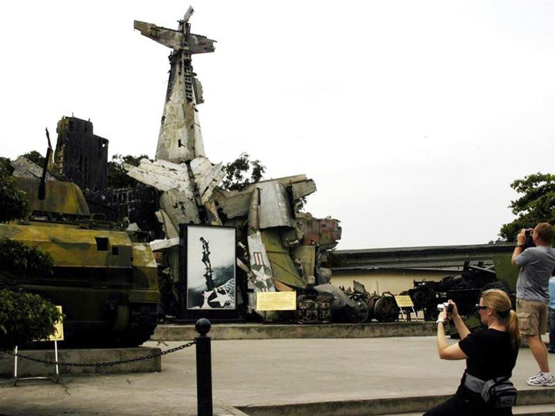 Khách quốc tế chiêm ngưỡng và chụp ảnh: Một số mảnh xác máy bay...