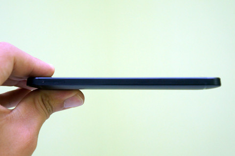 Máy khá mỏng, đầm chắc khi cầm. Máy khá mỏng, đầm chắc khi cầm