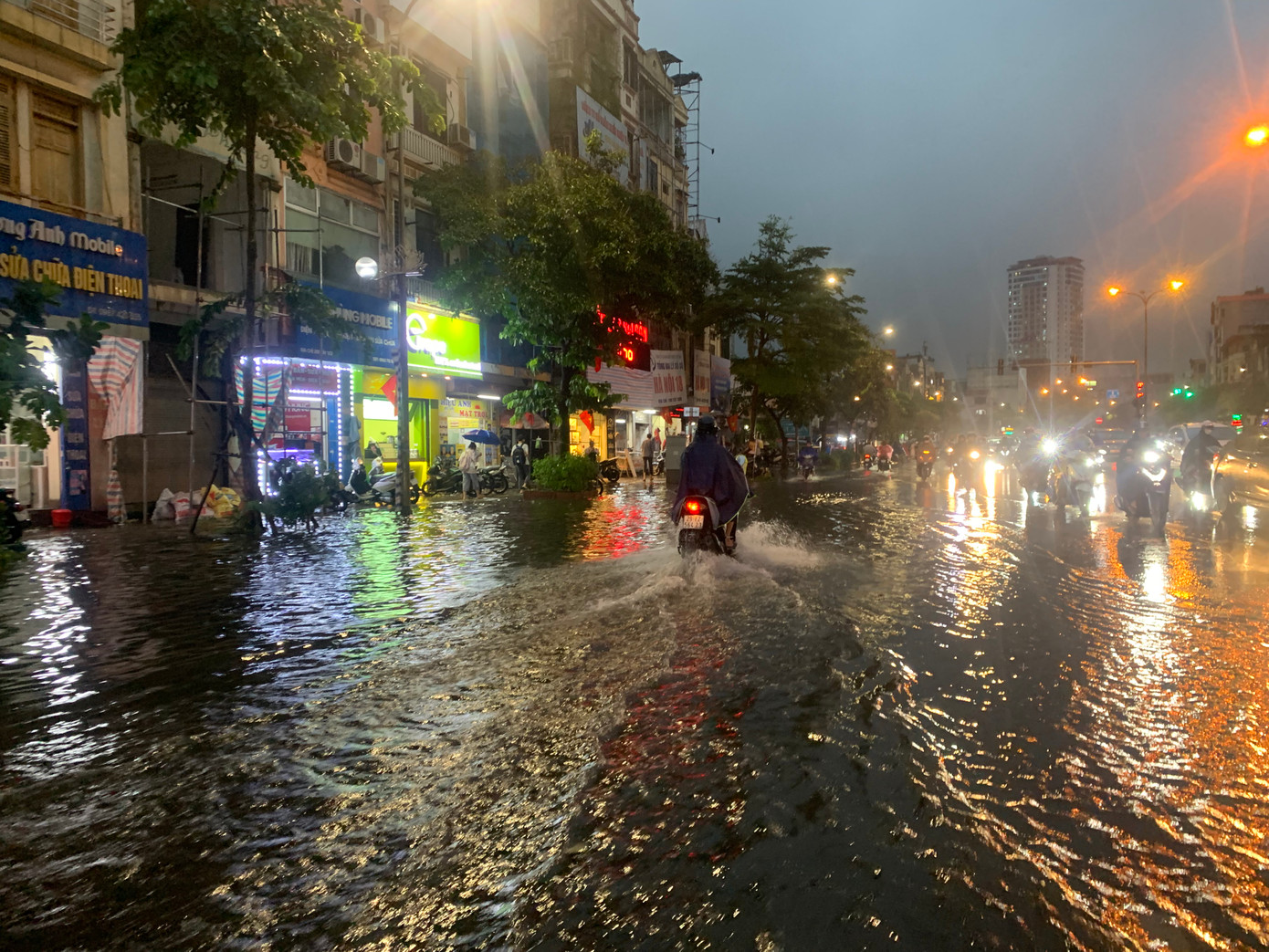 Phố Tây Sơn ngập úng nhanh chóng chỉ sau 10 phút mưa lớn. Phố Tây Sơn ngập úng nhanh chóng chỉ sau 10 phút mưa lớn.