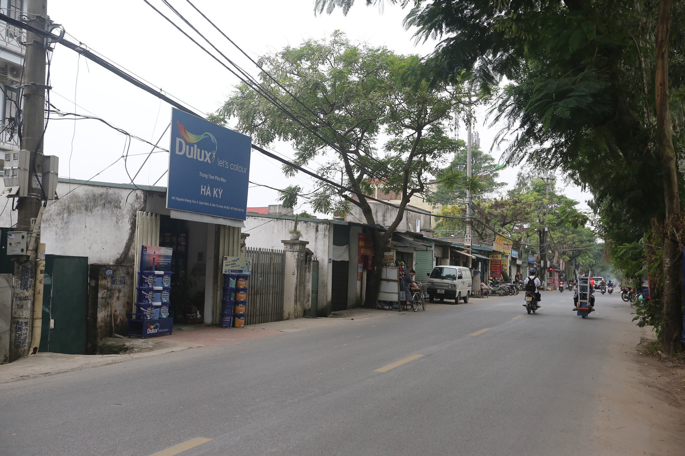 Nhà xưởng, nhà tạm bợ... xuất hiện dọc hai bên tuyến đường.