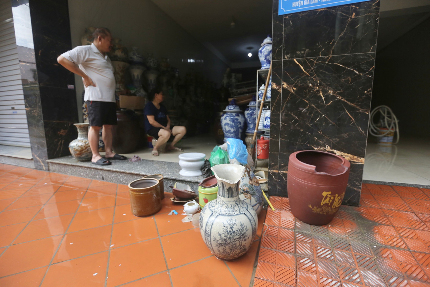 "Phải 20 năm nay, xã mới lại bị ngập một trận lớn như thế, rất nhiều sản phẩm của chúng tôi bị hỏng, vỡ do va đập và bị nước cuốn trôi. Hiện tại chưa thể đếm được số lượng sản phẩm hỏng nhưng ước tính thiệt hại hàng chục triệu đồng.