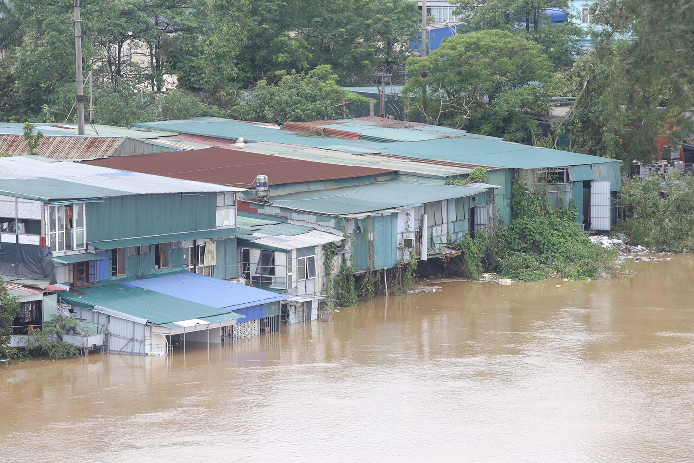 Nhiều công trình sát sông Hồng ngập trong nước.