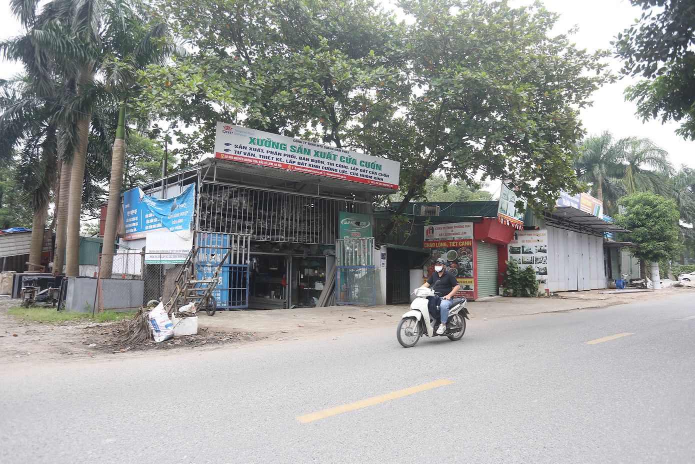 "Tôi sống trọ ở khu vực này cũng hơn chục năm nay, cũng nghe nói về dự án mở đường từ lâu rồi. Tuyến đường này rất nhiều "ổ gà", ngày nào cũng tắc, mưa thì ngập, bẩn. Xung quanh đây, người dân xây nhà xưởng, nhà trọ cấp 4 để cho thuê chứ ít nhà xây cao. Hy vọng dự án sớm triển khai để người dân có thể cải tạo, sửa chữa nhà, ổn định cuộc sống", anh Quốc Đại (Bắc Từ Liêm) chia sẻ.