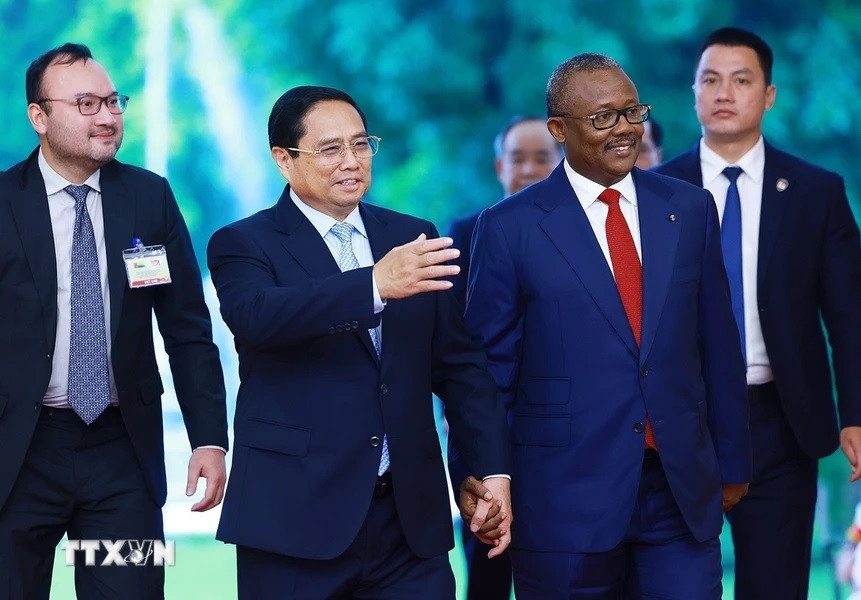 Thủ tướng Phạm Minh Chính đón Tổng thống Cộng hòa Guinea-Bissau Umaro Sissoco Embaló. (Ảnh: Dương Giang/TTXVN)
