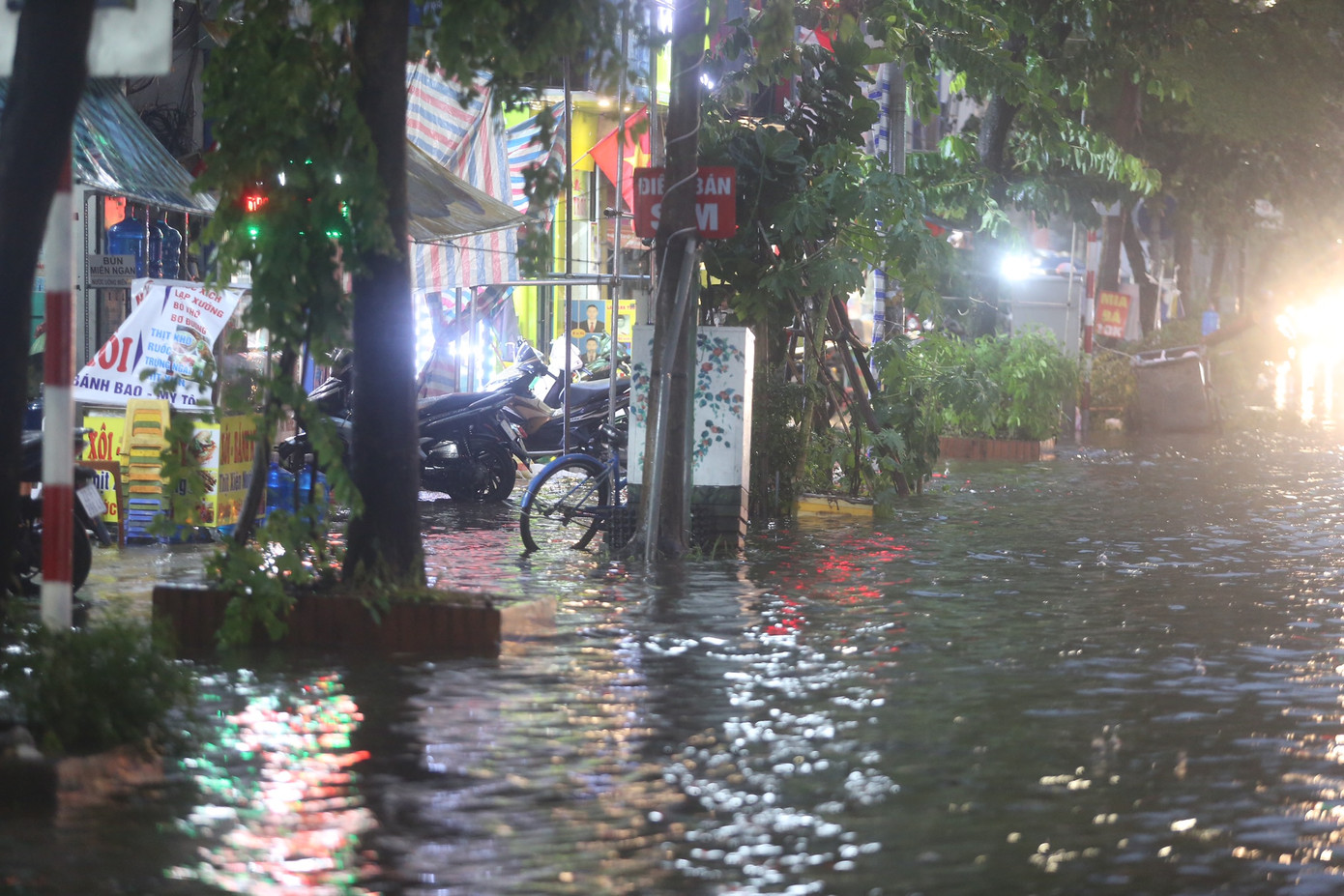 Nước ngập sâu, tràn qua vỉa hè, ngập vào nhà dân. Nước ngập sâu, tràn qua vỉa hè, ngập vào nhà dân.