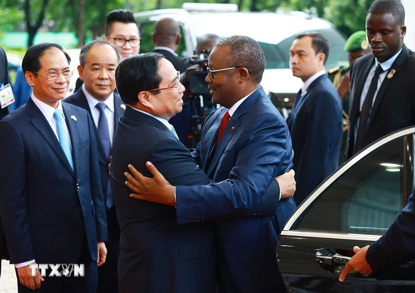 Thủ tướng Phạm Minh Chính đón Tổng thống Cộng hòa Guinea-Bissau Umaro Sissoco Embaló. (Ảnh: Dương Giang/TTXVN)