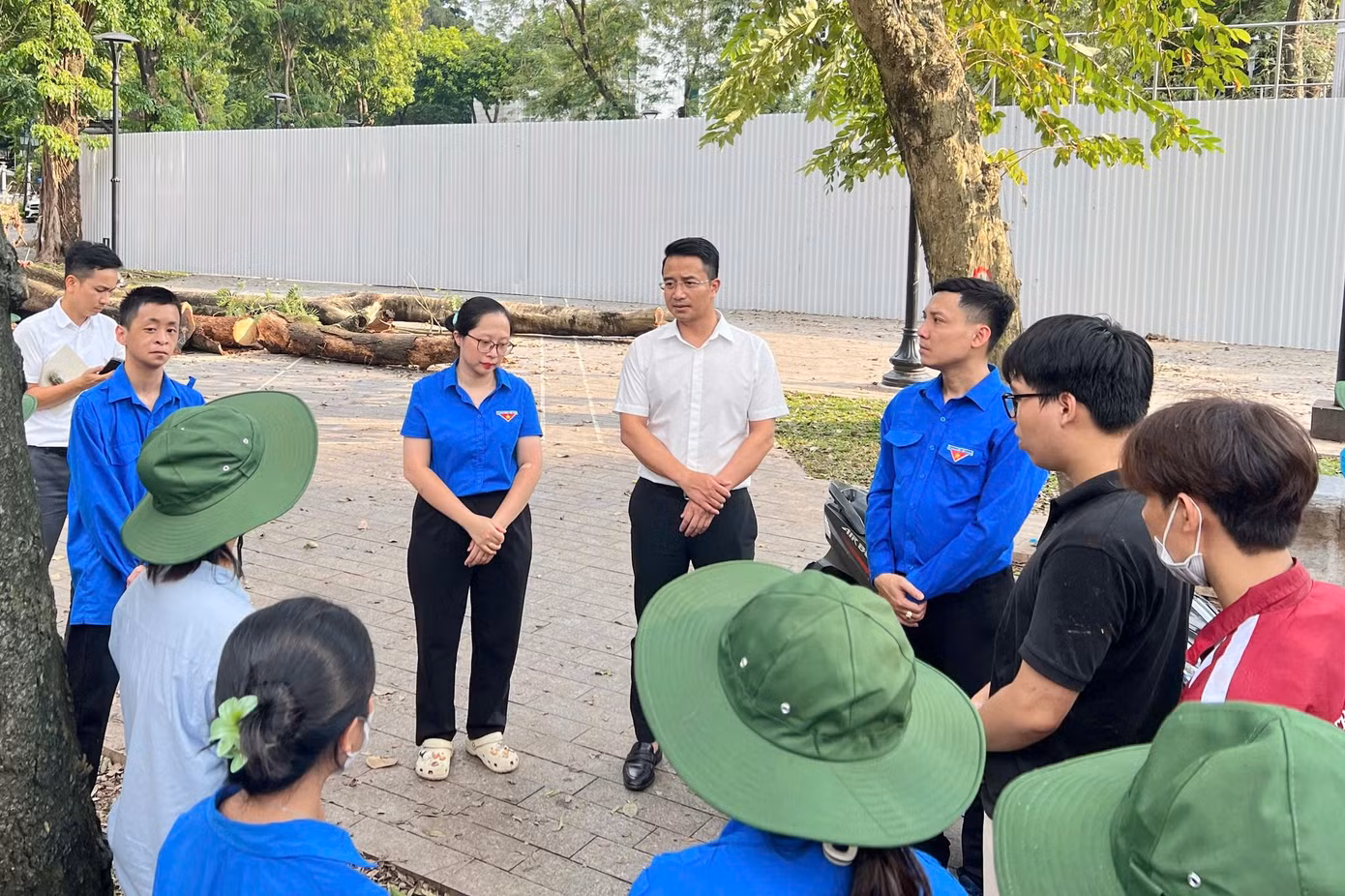 Ông Trịnh Hoàng Tùng - Phó Chủ tịch UBND quận Hoàn Kiếm hỏi thăm, động viên các lực lượng đang làm nhiệm vụ khắc phục hậu quả bão số 3 ở khu vực vườn hoa Diên Hồng.