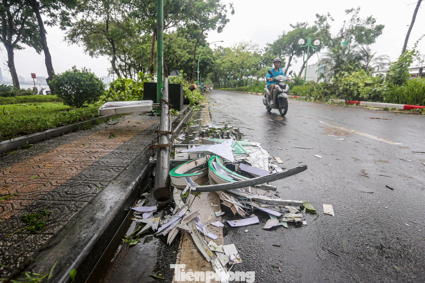 Cột đèn đổ vỡ.