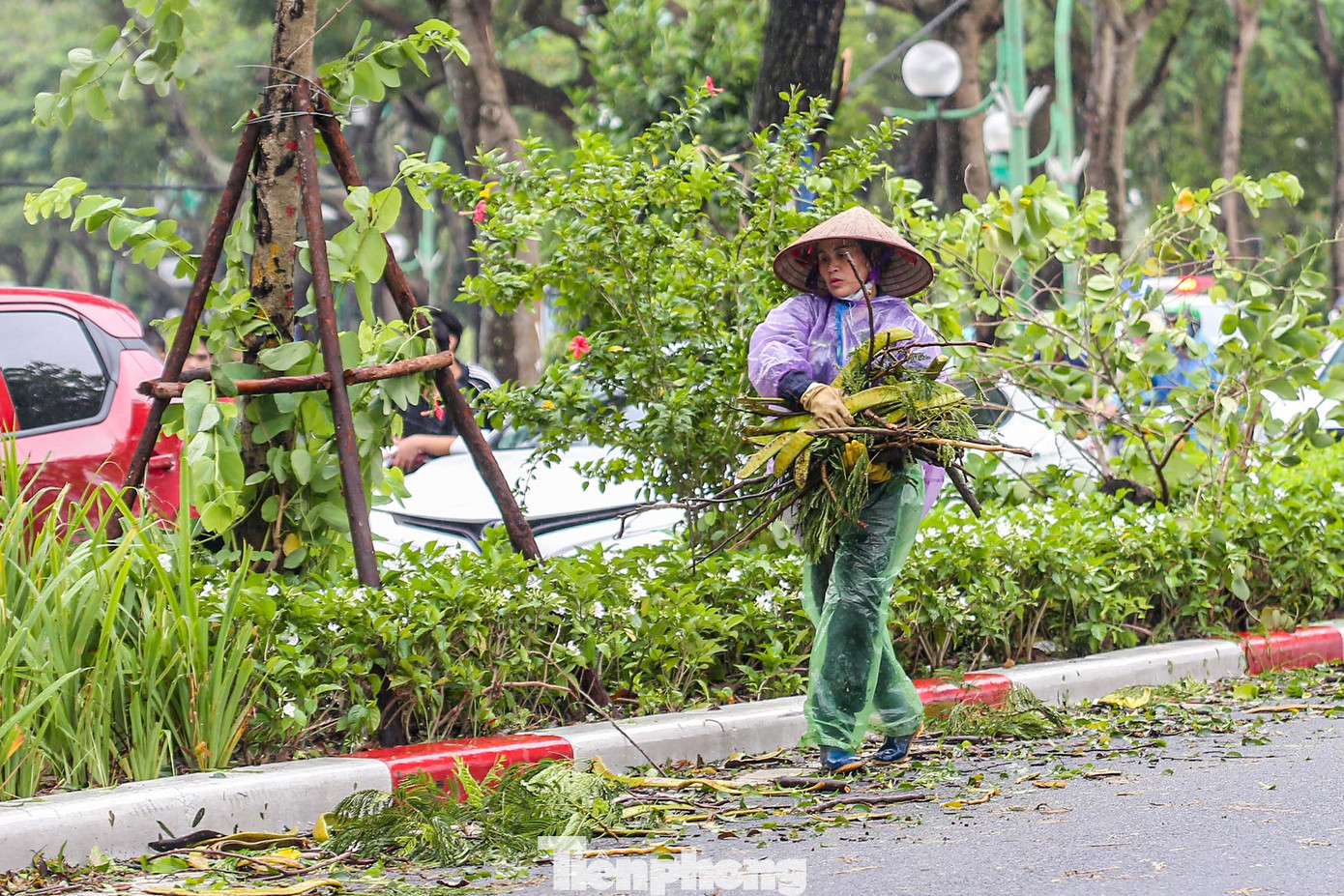 Nhân viên liên tục thu gom, dọn rác sau cơn bão trên đường Thanh Niên.
