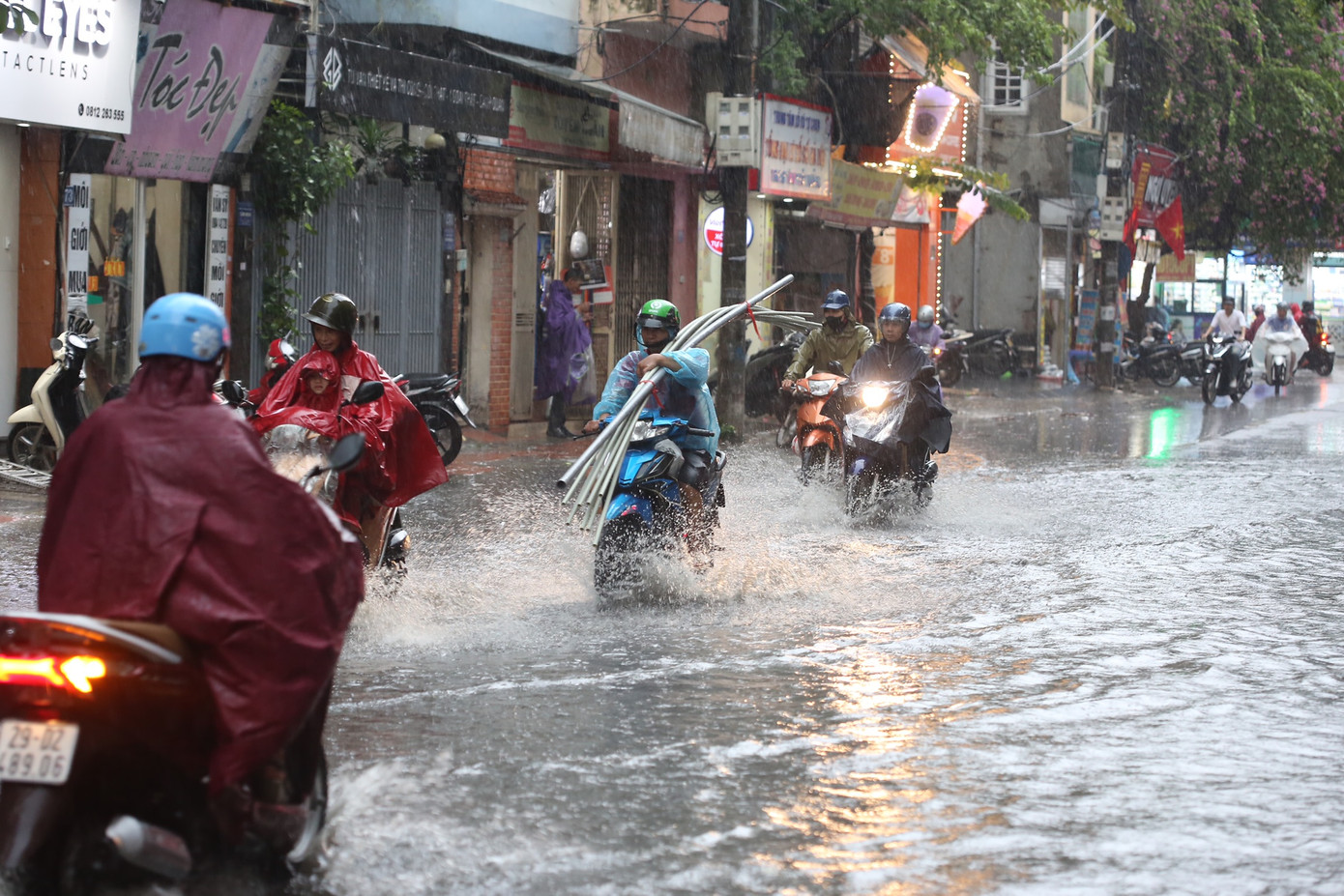Các phương tiện vất vả di chuyển qua khu vực ngập nước. Các phương tiện vất vả di chuyển qua khu vực ngập nước.