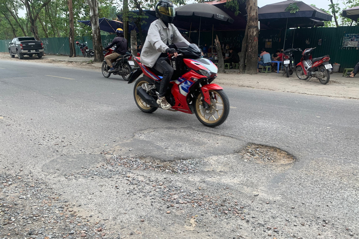 Mặt đường xuống cấp, xuất hiện nhiều "ổ gà, ổ voi" gây nguy hiểm cho người đi đường.