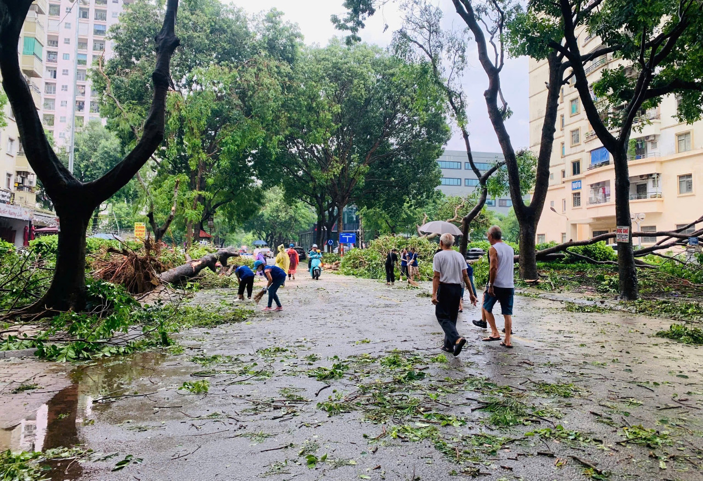 Lãnh đạo phường Hoàng Liệt (quận Hoàng Mai) cũng cho biết, công an phường cùng các đội nghiệp vụ đã túc trực từ chiều ngày 7/9 đến xuyên suốt ngày 8/9 để hỗ trợ người dân, giải quyết kịp thời, nhanh chóng hậu quả mà bão số 3 gây ra trên địa bàn phường có đến 8 vạn dân.