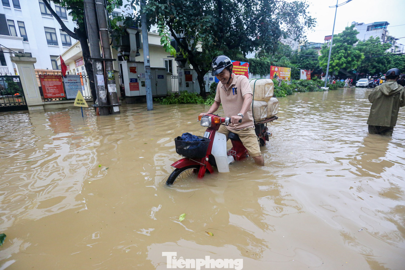 Theo Đài Khí tượng thủy văn khu vực đồng bằng và trung du Bắc Bộ, lúc 8h sáng nay 11/9, mực nước trên sông Hồng tại Hà Nội là 10,92m (trên báo động 2 là 0,42m); mực nước trên sông Đuống tại Thượng Cát là 10,27m (trên báo động 2 là 0,27m).