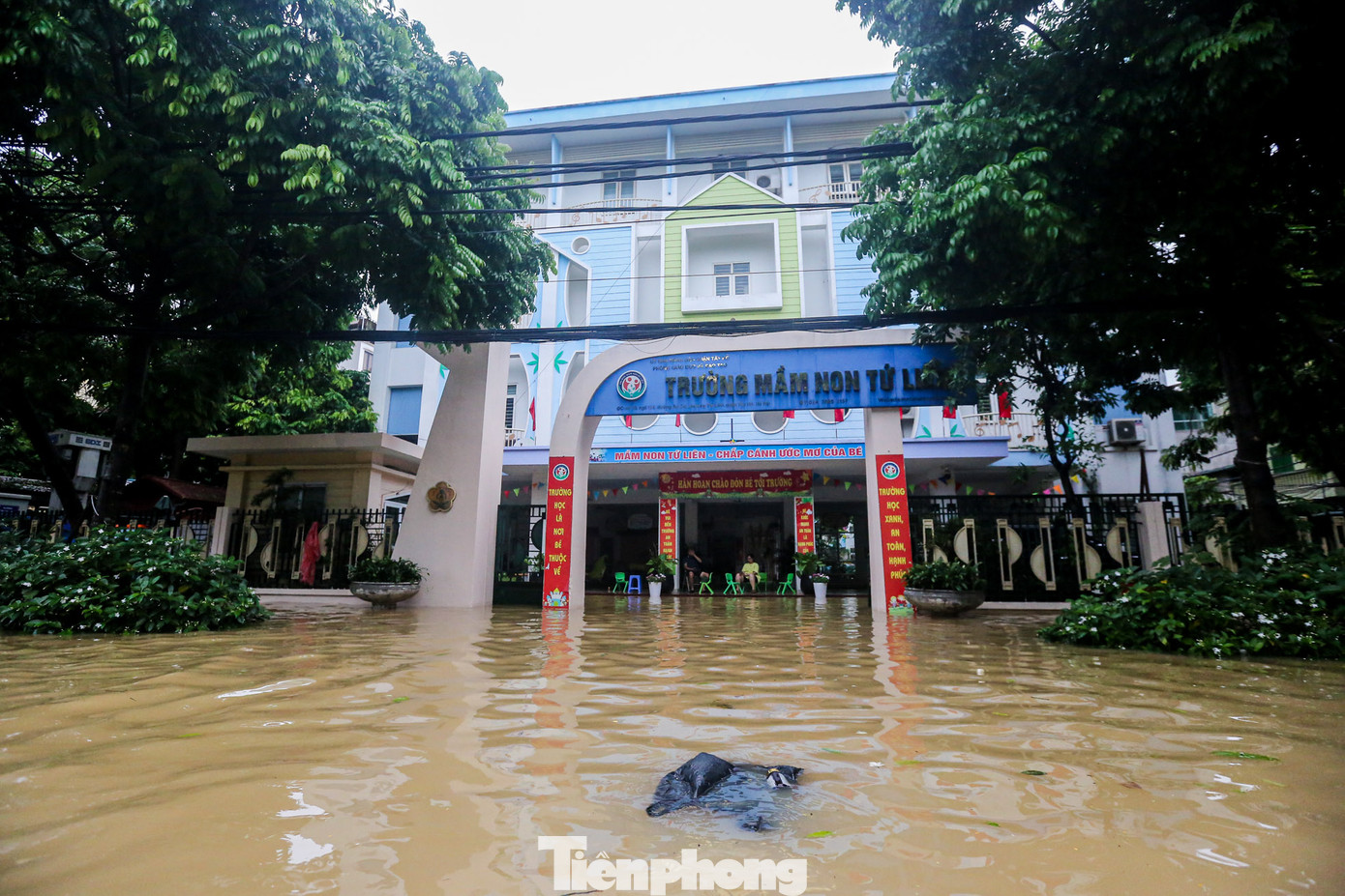Nước ngập vào trường mầm non trên phố Tứ Liên.