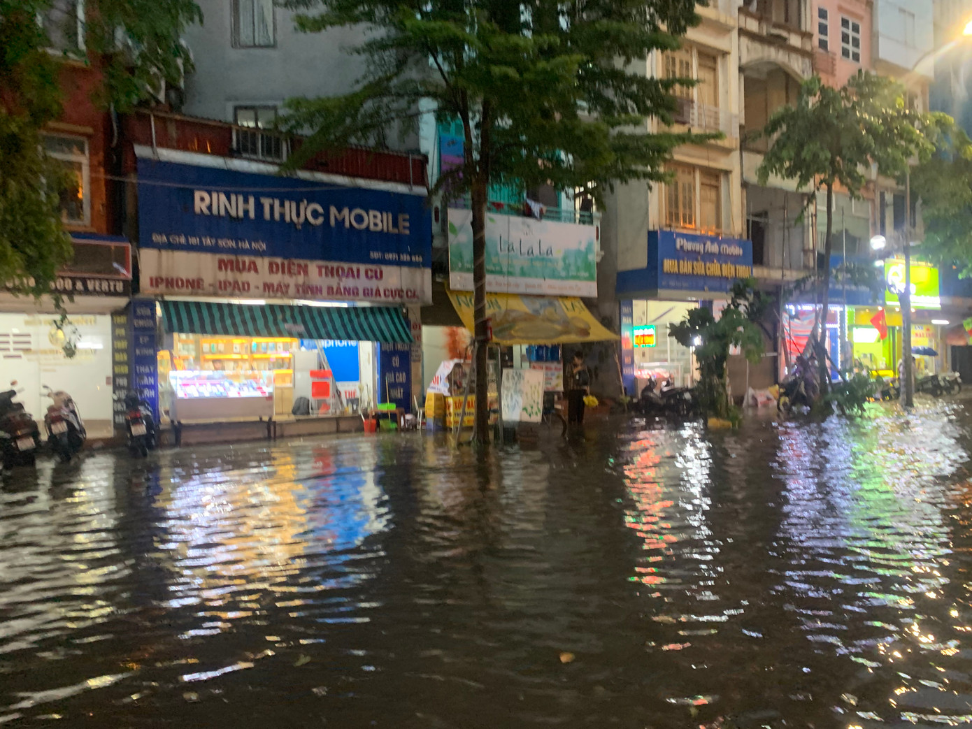 Phố Tây Sơn ngập úng nhanh chóng chỉ sau 10 phút mưa lớn. Phố Tây Sơn ngập úng nhanh chóng chỉ sau 10 phút mưa lớn.