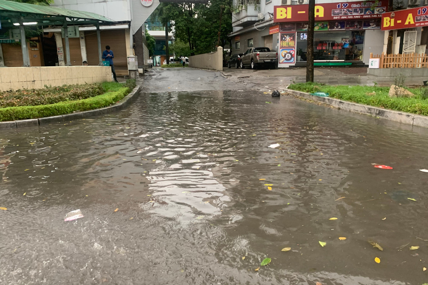 Nhiều điểm ngập úng trên đường Nguyễn Trãi. Nhiều điểm ngập úng trên đường Nguyễn Trãi.