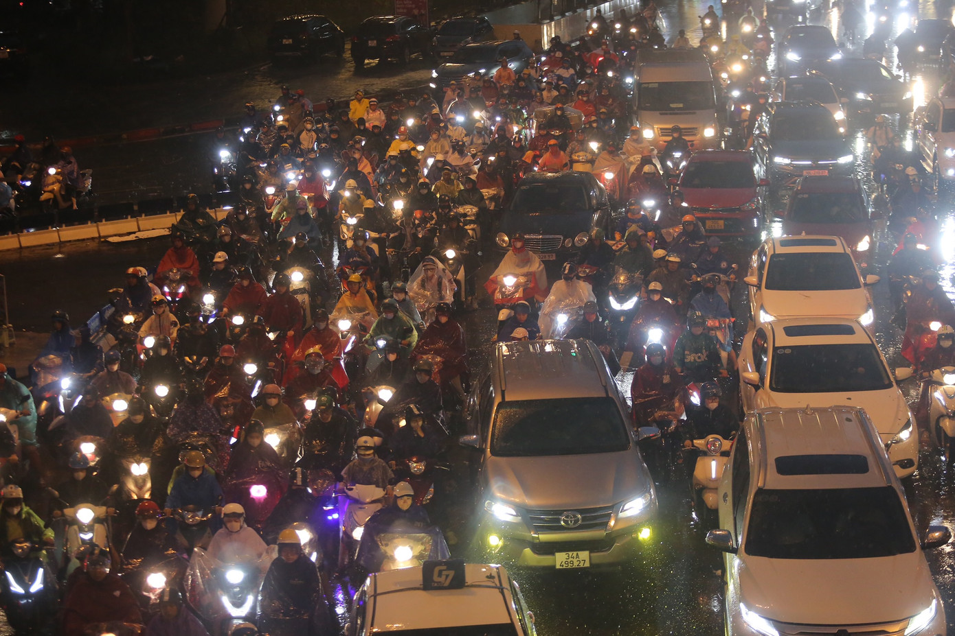 Đường Láng (quận Thanh Xuân) tắc nghẽn. Đường Láng (quận Thanh Xuân) tắc nghẽn.