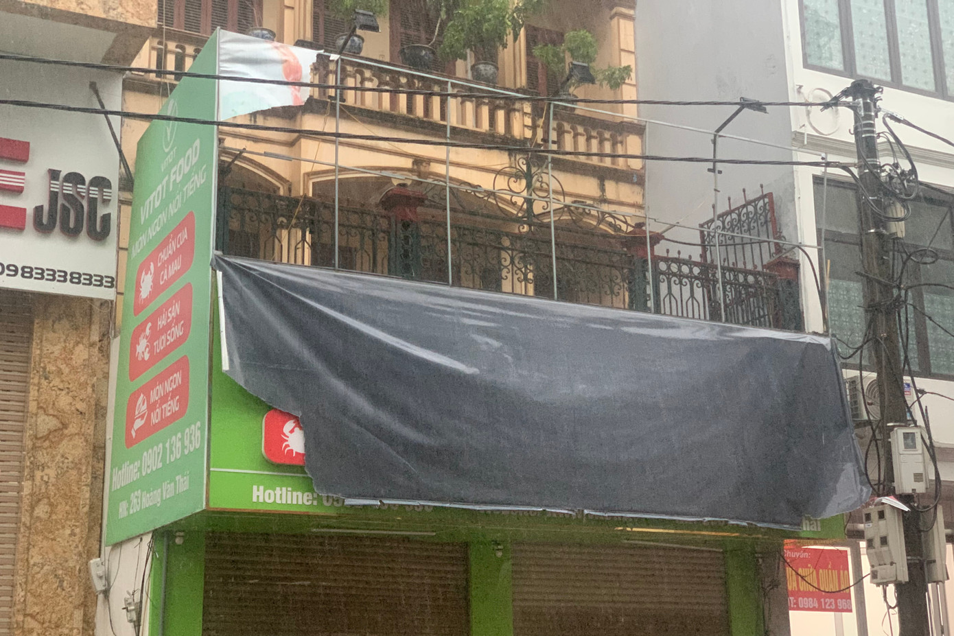 Một biển quảng cáo lớn bay mất khi gặp gió giật mạnh. Một biển quảng cáo lớn bay mất khi gặp gió giật mạnh.