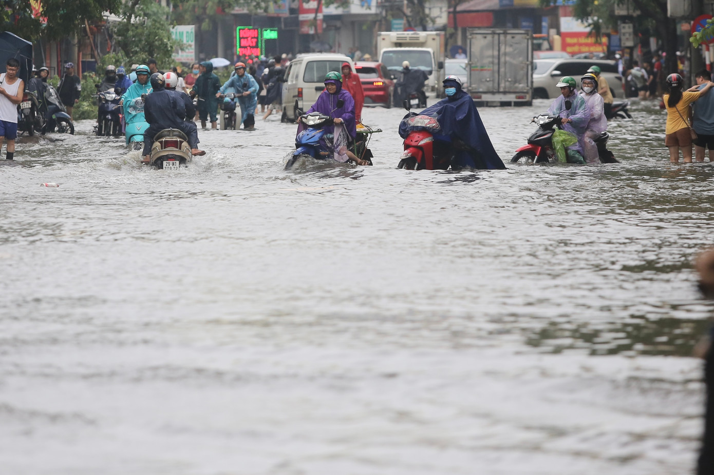 Đường Phùng Hưng (quận Hà Đông) ngập sâu trong nước, có khu vực sâu đến gần 1m.