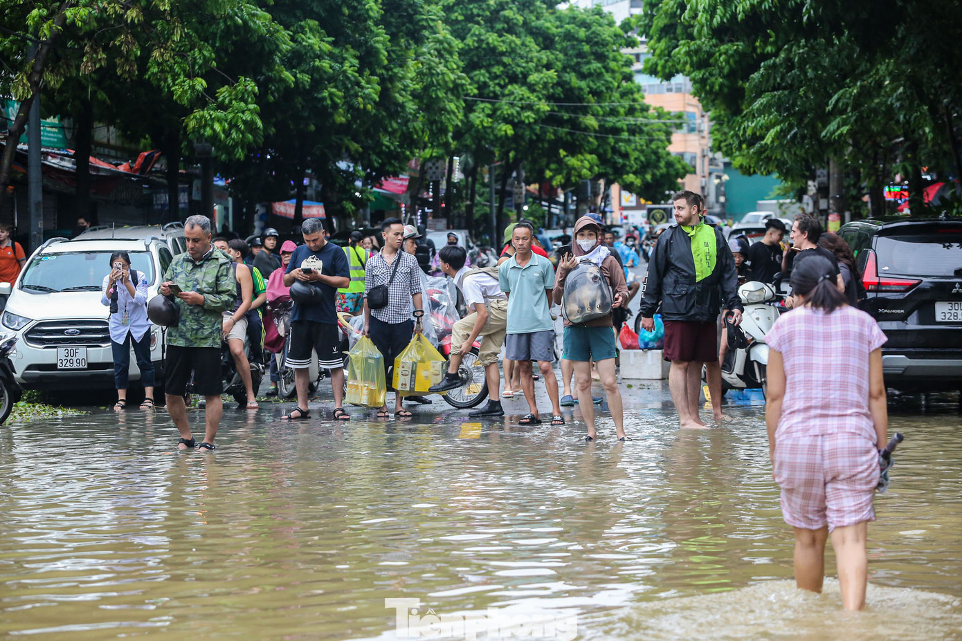 Nhiều người tập trung tại đầu phố Tứ Liên để hỗ trợ người dân di tản.