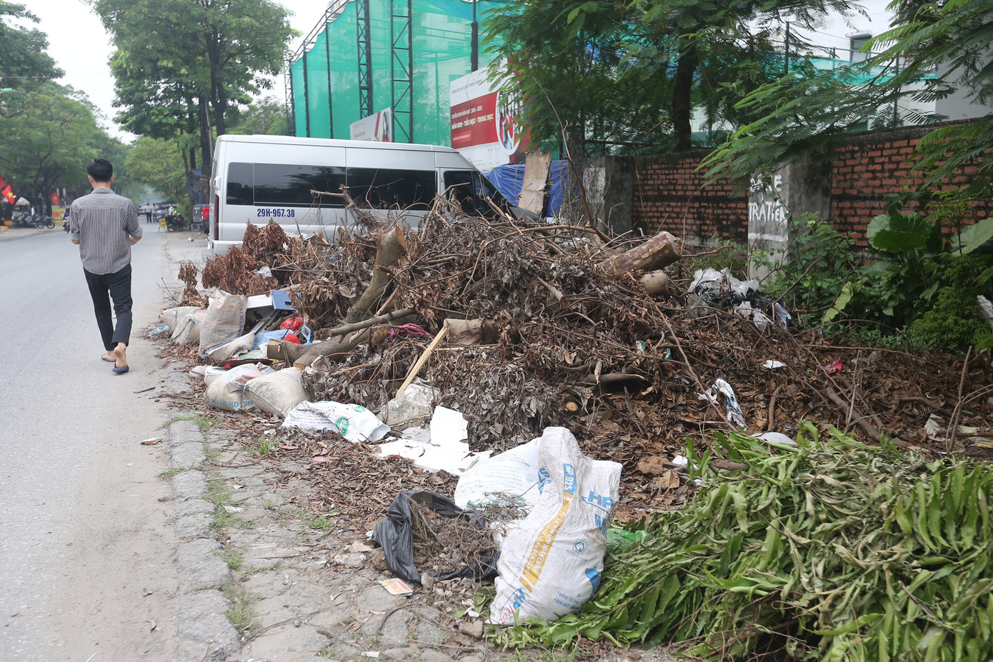 Rác tập kết gây mất mỹ quan bên đường Nguyễn Hoàng Tôn.