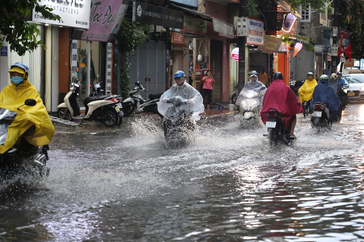 Các phương tiện vất vả di chuyển qua khu vực ngập nước. Các phương tiện vất vả di chuyển qua khu vực ngập nước.