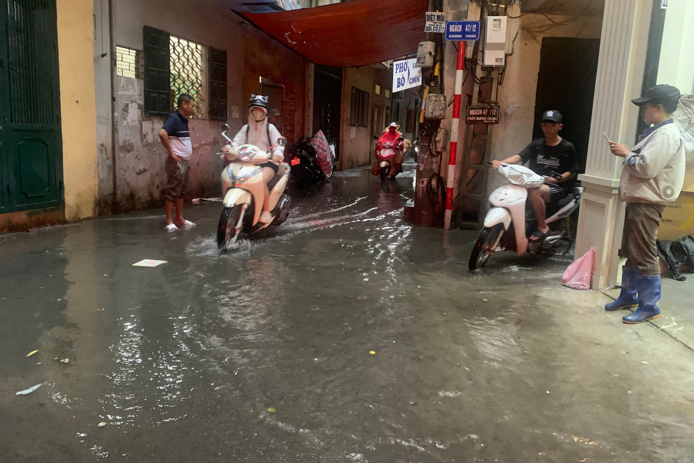 Nhiều ngõ nhỏ ngập trong nước Nhiều ngõ nhỏ ngập trong nước