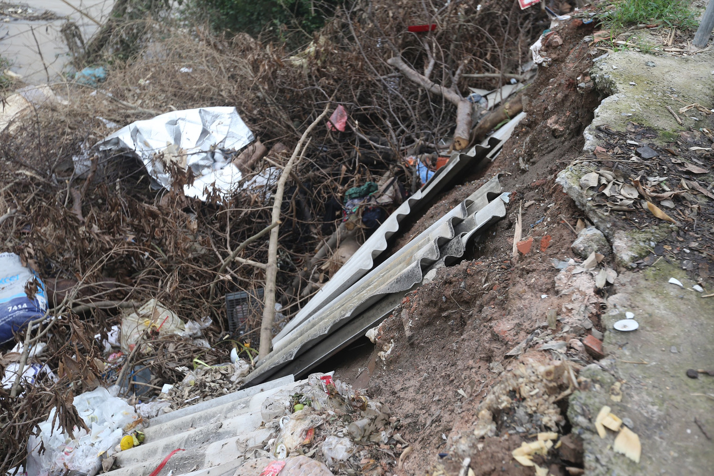 Vụ sạt lở cuốn trôi nhiều tài sản.