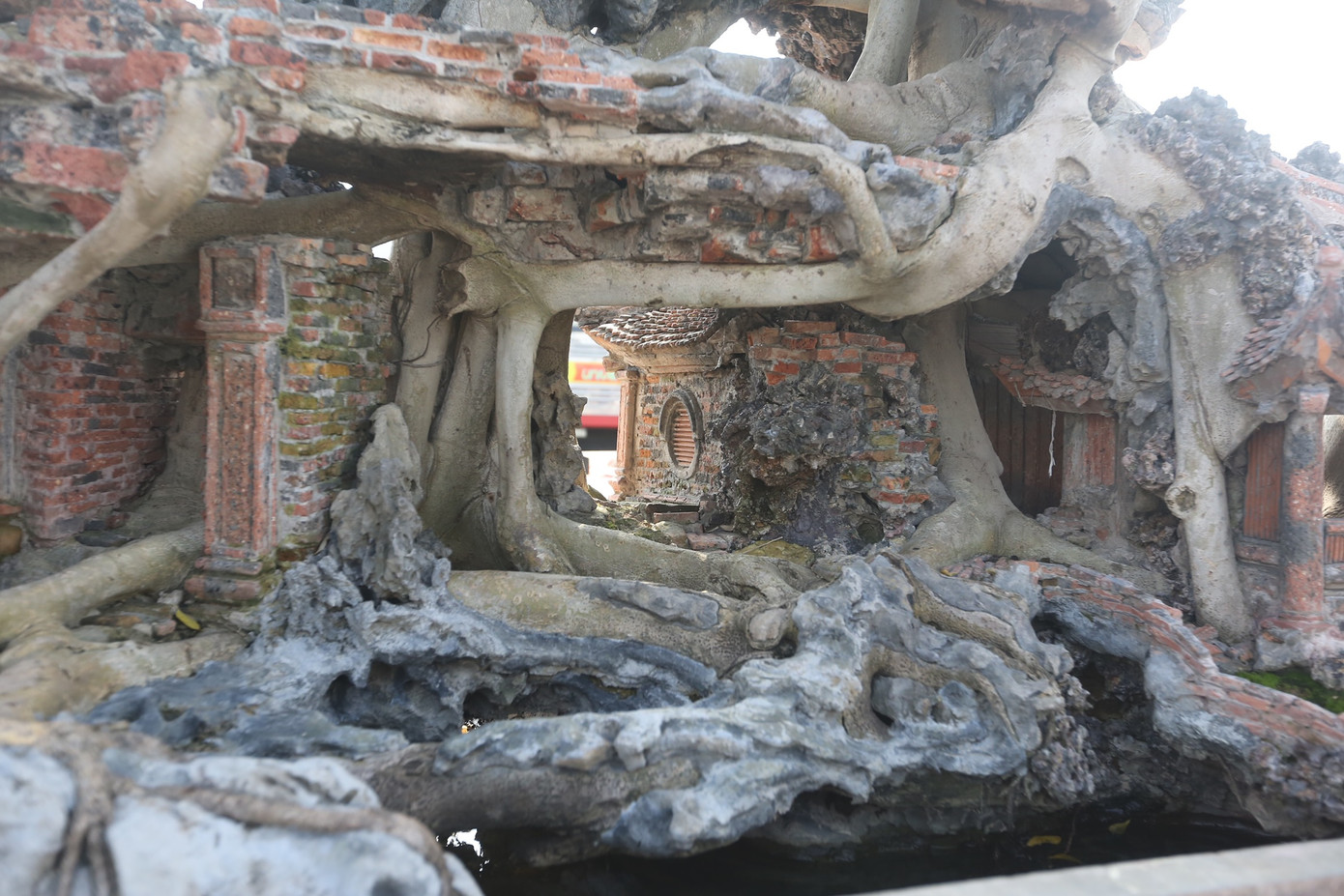 Tác phẩm được tạo dựng kỳ công với nhiều tiểu cảnh, gốc sanh cổ được trồng kết hợp với đá, gạch tạo nên sự độc đáo.