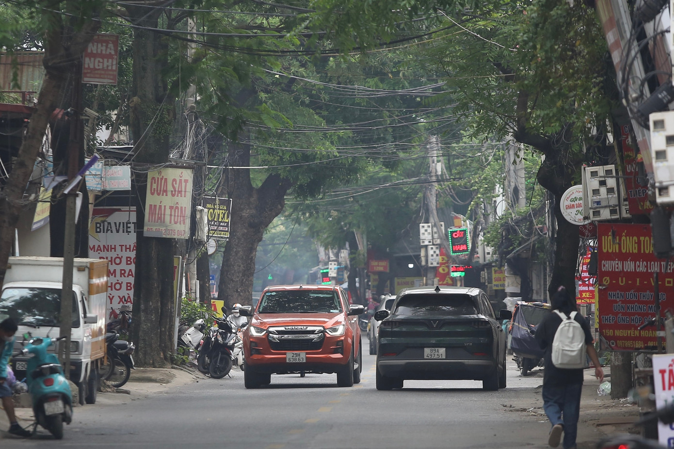 Ghi nhận của PV đến hiện nay, dự án mở rộng tuyến đường chưa được triển khai, dọc tuyến phố vẫn "nhem nhuốc" nhà xưởng, nhà tạm bợ, lòng đường xuất hiện nhiều "ổ gà, ổ voi" gây nguy hiểm cho người tham gia giao thông.