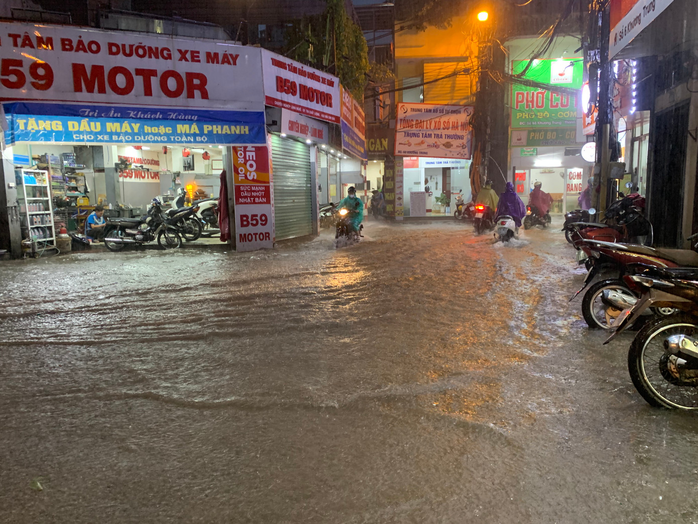 Phố Khương Trung (quận Thanh Xuân) nhanh chóng chìm trong biển nước. Phố Khương Trung (quận Thanh Xuân) nhanh chóng chìm trong biển nước.