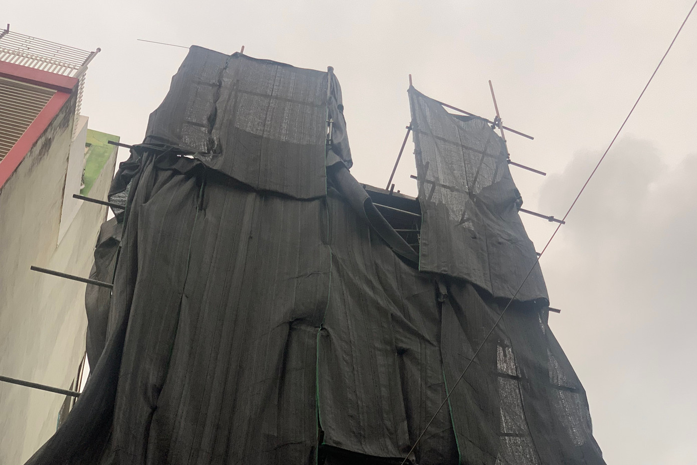 Công trình đang thi công với dàn giáo lớn toang hoang sau khi gặp gió mạnh, tiềm ẩn nguy hiểm. Công trình đang thi công với dàn giáo lớn toang hoang sau khi gặp gió mạnh, tiềm ẩn nguy hiểm.