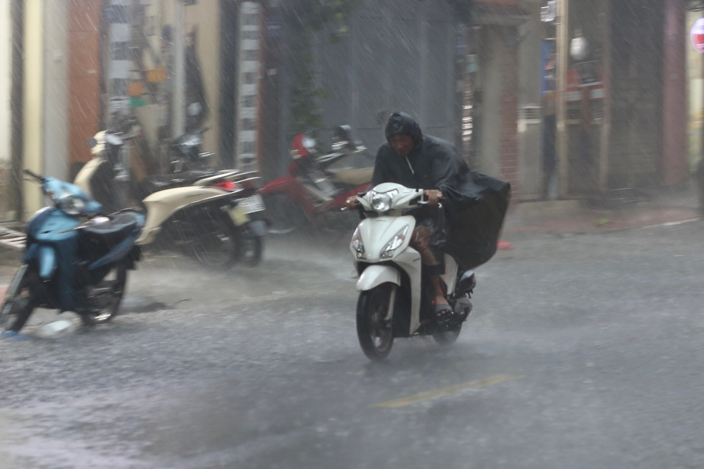 Ghi nhận của PV, do ảnh hưởng của cơn bão số 3 (bão Yagi), Hà Nội bắt đầu mưa lớn, gió giật mạnh khiến đường phố Hà Nội nhiều nơi ngập úng, nhiều cây gẫy đổ. Ghi nhận của PV, do ảnh hưởng của cơn bão số 3 (bão Yagi), Hà Nội bắt đầu mưa lớn, gió giật mạnh khiến đường phố Hà Nội nhiều nơi ngập úng, nhiều cây gẫy đổ.