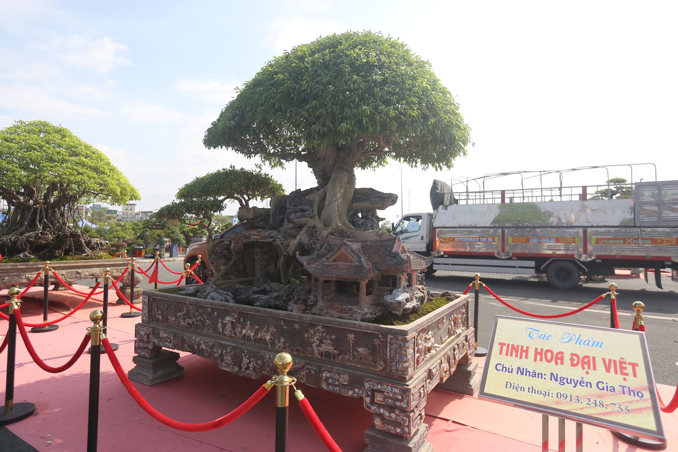 Tác phẩm "Tinh Hoa Đại Việt" có giá gần chục tỷ đồng được trưng bày chính giữa festival.