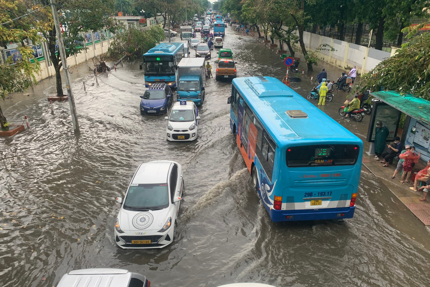 Đường Phùng Hưng (quận Hà Đông) "thành sông" chỉ sau 15 phút mưa lớn.