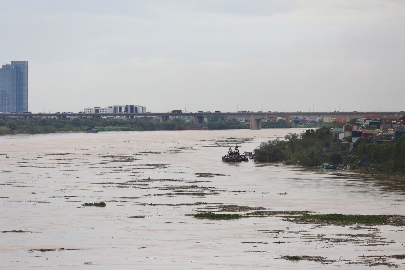 Trưa 10/9, Ban Chỉ huy Phòng chống thiên tai và Tìm kiếm cứu nạn thành phố Hà Nội đã lệnh báo động cấp độ 1 trên sông Hồng tại địa phận các quận Bắc Từ Liêm, Tây Hồ, Ba Đình, Hoàn Kiếm, Hai Bà Trưng, Hoàng Mai, Long Biên và các huyện Thanh Trì, Đông Anh, Gia Lâm. Lệnh báo động lũ này được đưa ra căn cứ vào mực nước sông Hồng tại Long Biên hồi 11 giờ 10 phút ngày 10/9 là 9,5m (mực nước báo động I là 9,5m).
