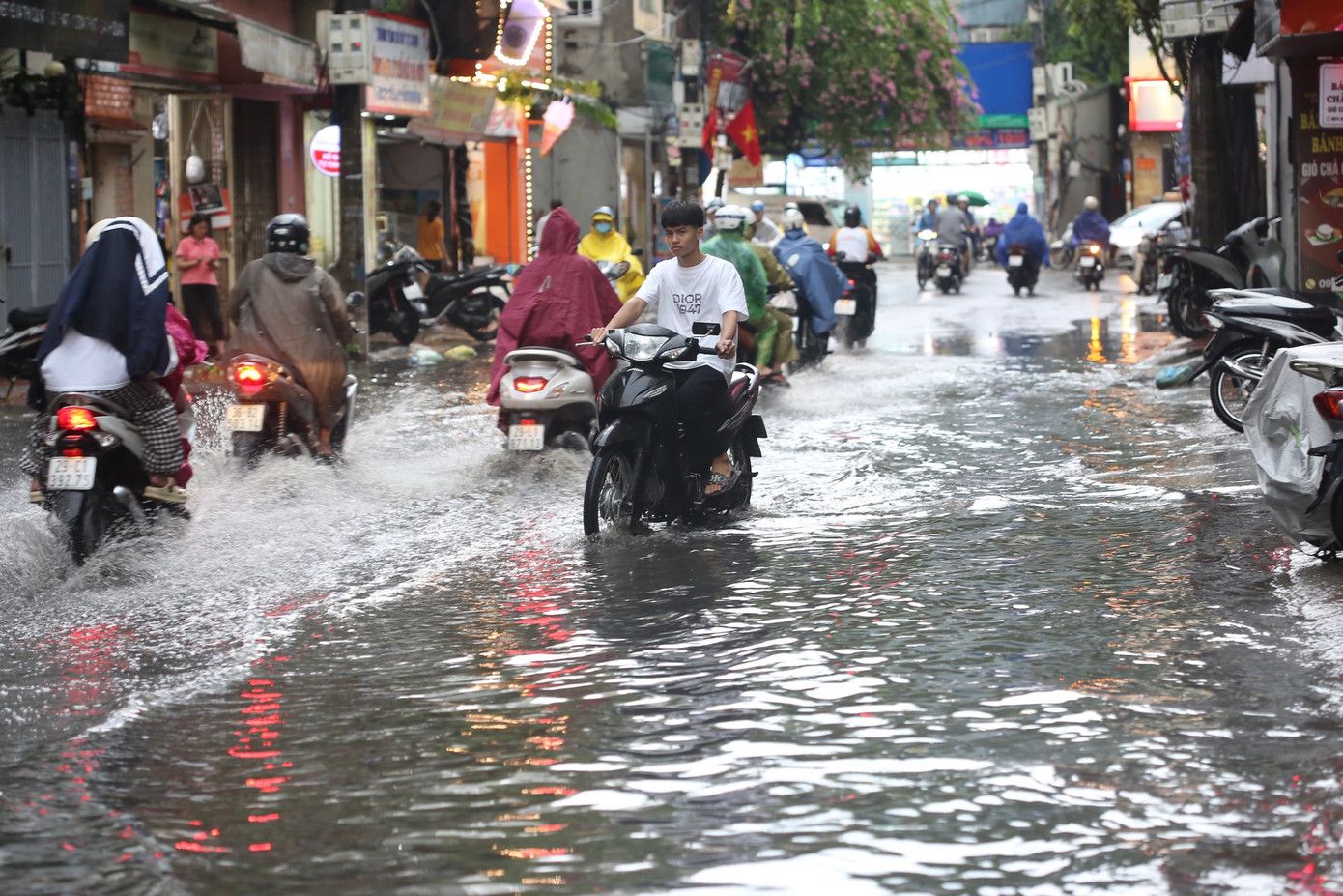 Các phương tiện vất vả di chuyển qua khu vực ngập nước. Các phương tiện vất vả di chuyển qua khu vực ngập nước.