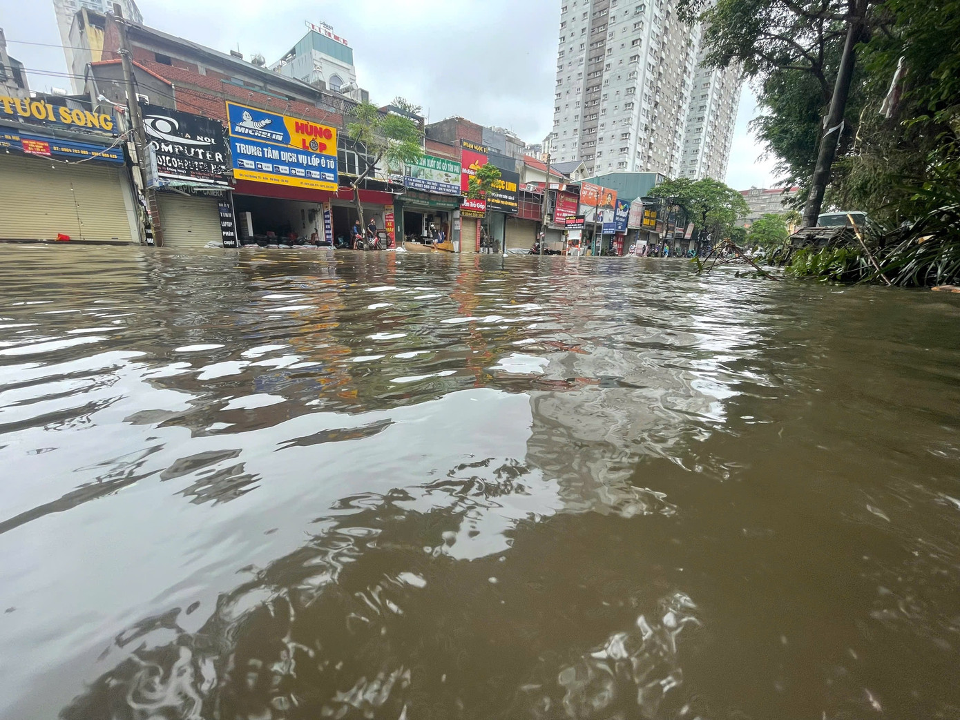 Khu vực Yên Xá, khu đô thị Xa La chìm sâu trong nước, gần như không thể di chuyển qua.